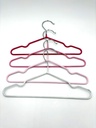 Set van 23 roze en witte babykleerhangers