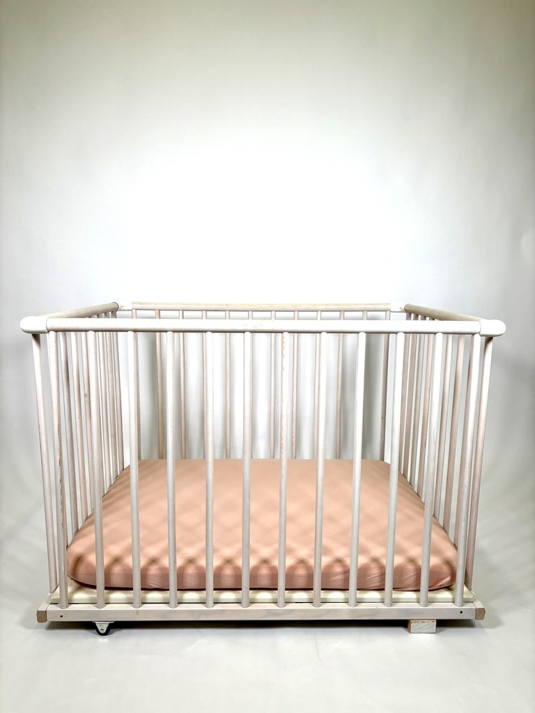 Witgeschilderd houten babypark