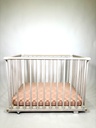 Witgeschilderd houten babypark